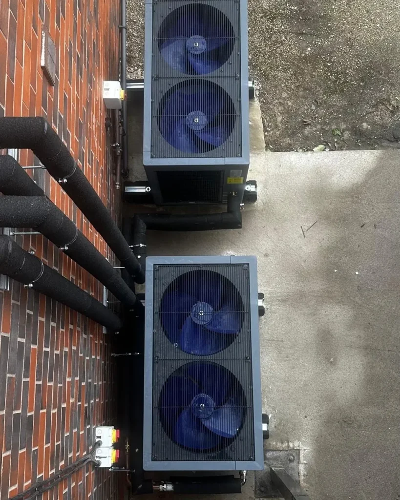 Pompe à chaleur monobloc à soufflage par le haut et double ventilateur – Connexion de deux appareils