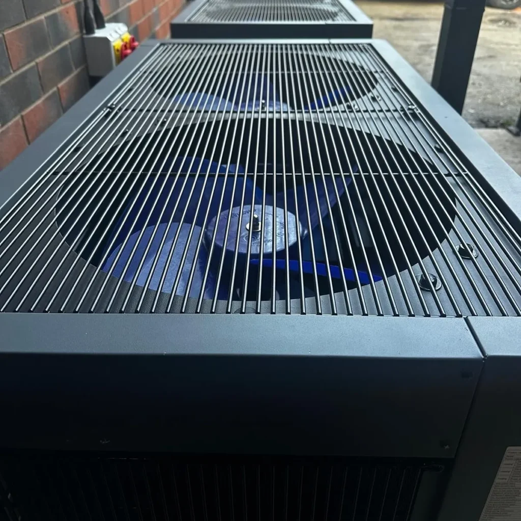 Pompe à chaleur de type monobloc à soufflage par le haut reliant deux appareils